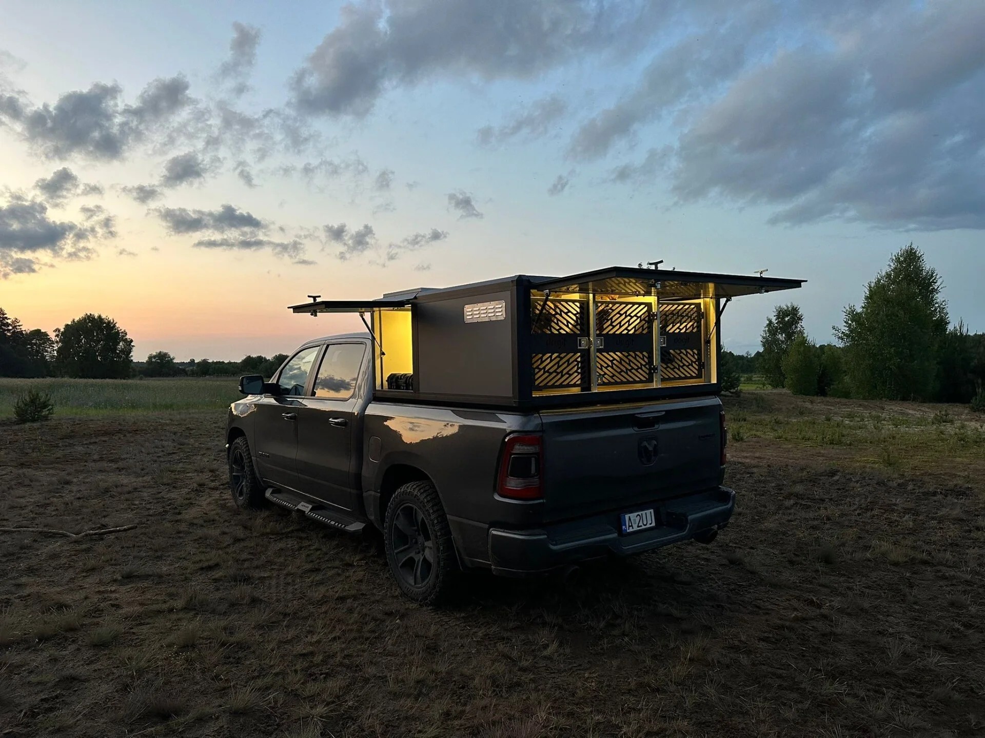 Hundkåpor för jaktbil – säker transport med hög komfort  Hundkåpor för jaktbil är en viktig del av en säker och bekväm transport för jakthundar. Vid jakt transporteras hundar ofta långa sträckor och i varierande väderförhållanden, vilket gör det extra viktigt att de färdas tryggt, skyddat och bekvämt.  En robust hundkåpa skyddar hundarna vid inbromsning och olyckor, samtidigt som den minskar risken för att hundarna skadas eller stressas under färd. Kåpan ger även skydd mot kyla, regn, vind och stark sol, vilket bidrar till ett jämnt och behagligt klimat i kåpan.  God ventilation och genomtänkt design är avgörande för hundens välmående. Vår hundkåpa ger ett bra  luftflöde genom fläktar och väl tilltagna luftintag. Vår 40mm tjocka sandwishpanel minskar buller och vibrationer samt ger hunden möjlighet att vila lugnt under transport . Komforten är inte bara viktig för hundens trivsel , en utvilad och trygg hund presterar bättre.  Att investera i en säker och funktionell hundkåpa är därför inte bara en fråga om be