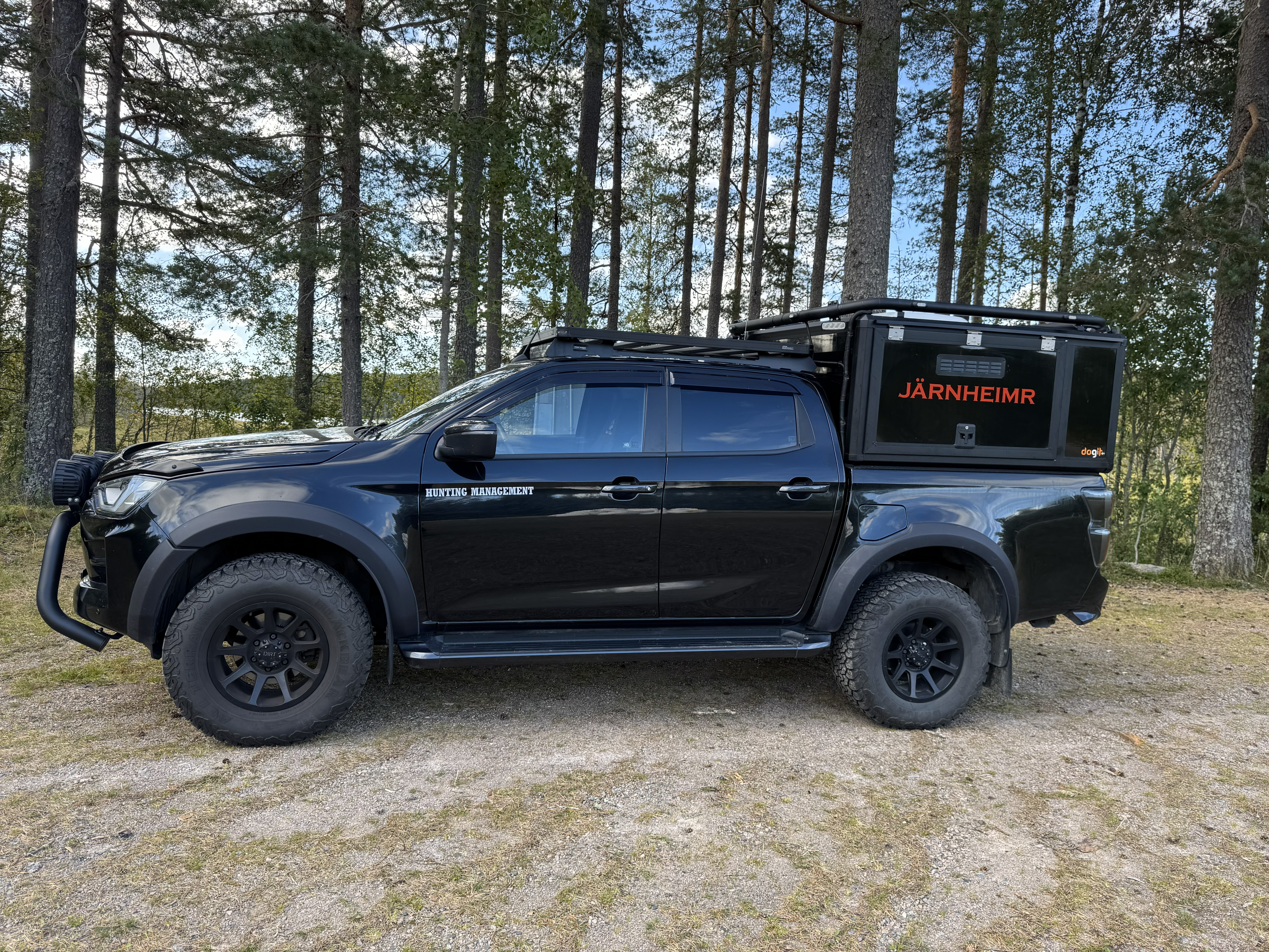 Joakim Sveder jaktbil. professionell jägare som väljer Dogit hundkåpa,  Joakim Sveder är en erfaren jägare och entreprenör som arbetar med att anordna exklusiva och professionella jakter, både i Sverige och internationellt. Joakim driver företagen Järnheimr och Hunting Management, där kvalitet, säkerhet och välfungerande logistik är avgörande delar av verksamheten.  I sitt dagliga arbete transporterar Joakim hundar under varierande förhållanden, ofta långa sträckor och i krävande miljöer. Därför använder han Dogit hundkåpa på sin jaktbil – en lösning som är byggd för att klara daglig användning och höga krav på både säkerhet och komfort.  Hundkåpan används dagligen och ger hundarna en trygg, ventilerad och skyddad transport mellan jakter och marker. Den robusta konstruktionen och genomtänkta designen säkerställer att hundarna färdas säkert oavsett väderoch vind, samtidigt som de får möjlighet att vila och återhämta sig mellan passen.  För Joakim är pålitlig utrustning en självklar del av ett professionellt jaktupplägg. Valet av Dogit hundkåpa speglar hans krav på hållbarhet, funktion och hundarnas välmående , varje dag, i varje jakt.